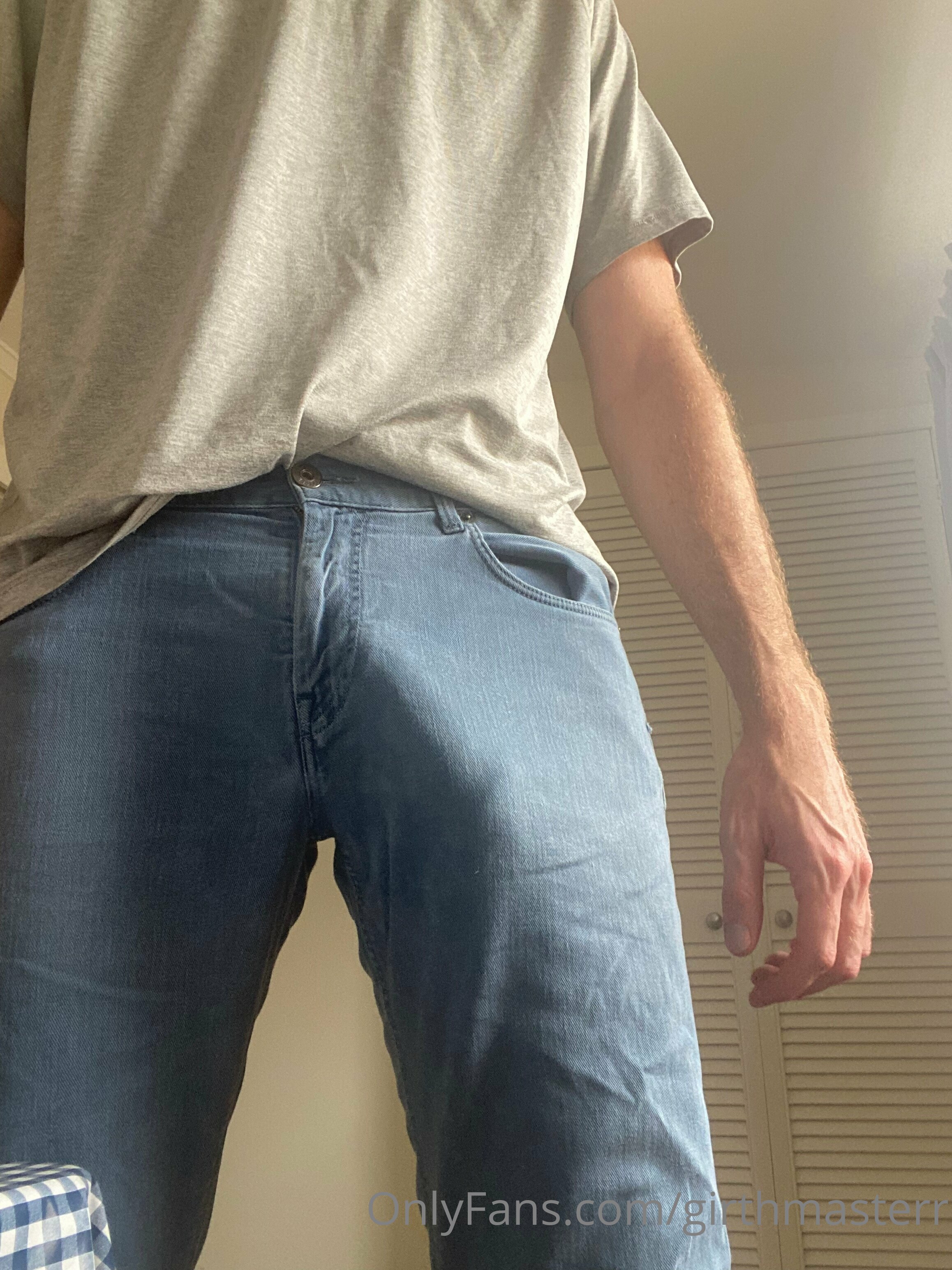 https://coomer.su/onlyfans/user/girthmasterr/post/266977765